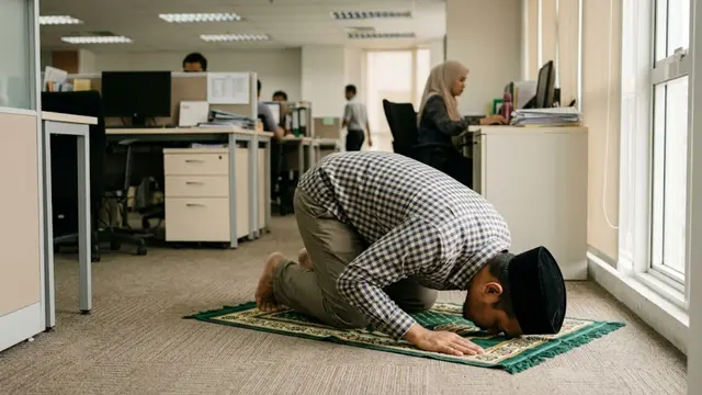 Solat Dalam Waktu Kerja Bukan ‘Curi Masa’, Ini Panduan JTKSM Untuk Pekerja Muslim