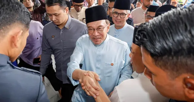 Malaysia May Ban Waze Completely, Anwar Says